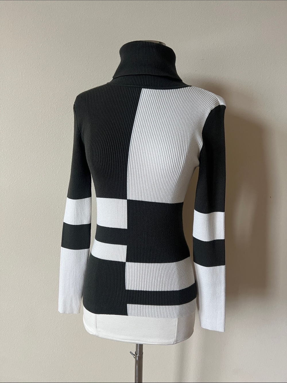 White House Black Market Black & White Block Ribbed Turtleneck
